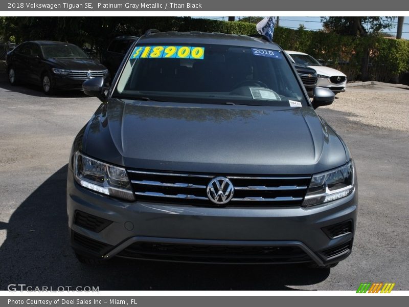 Platinum Gray Metallic / Titan Black 2018 Volkswagen Tiguan SE