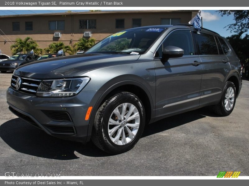Platinum Gray Metallic / Titan Black 2018 Volkswagen Tiguan SE