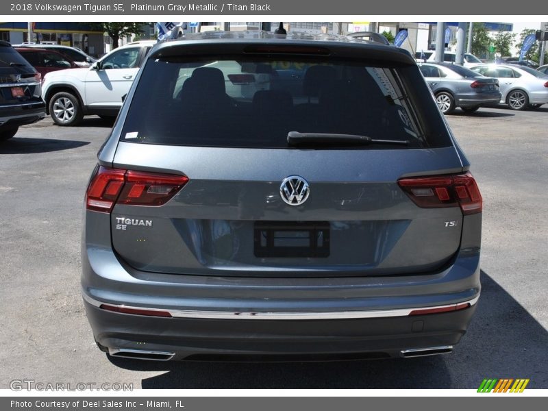 Platinum Gray Metallic / Titan Black 2018 Volkswagen Tiguan SE