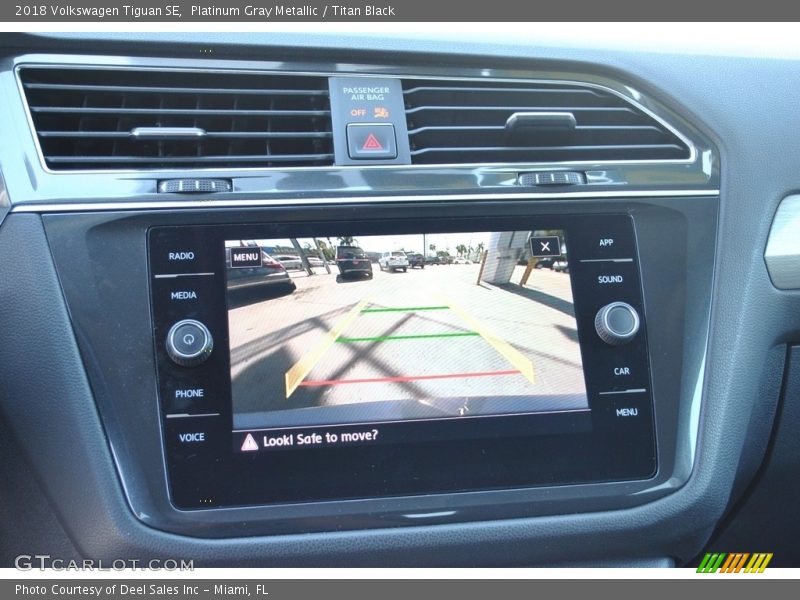 Platinum Gray Metallic / Titan Black 2018 Volkswagen Tiguan SE