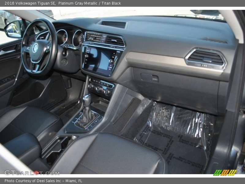 Platinum Gray Metallic / Titan Black 2018 Volkswagen Tiguan SE