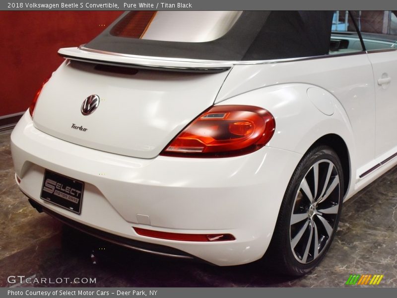 Pure White / Titan Black 2018 Volkswagen Beetle S Convertible