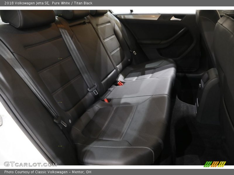 Pure White / Titan Black 2018 Volkswagen Jetta SE