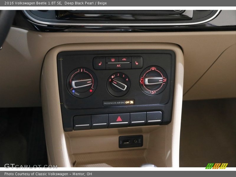 Deep Black Pearl / Beige 2016 Volkswagen Beetle 1.8T SE