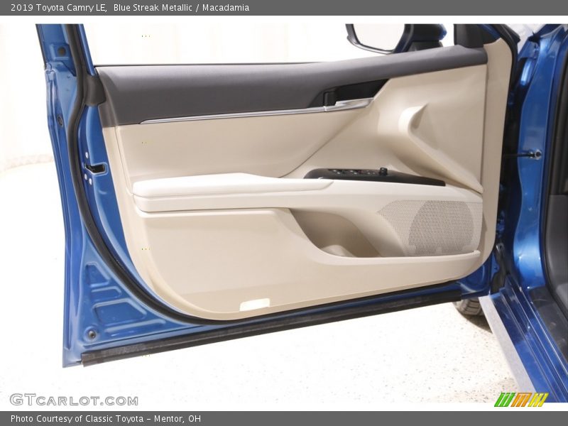 Blue Streak Metallic / Macadamia 2019 Toyota Camry LE