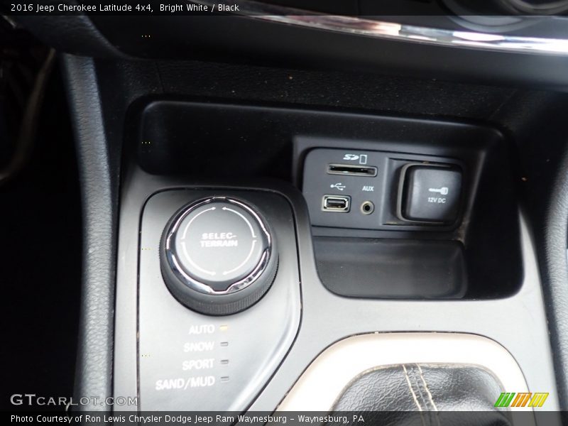 Bright White / Black 2016 Jeep Cherokee Latitude 4x4