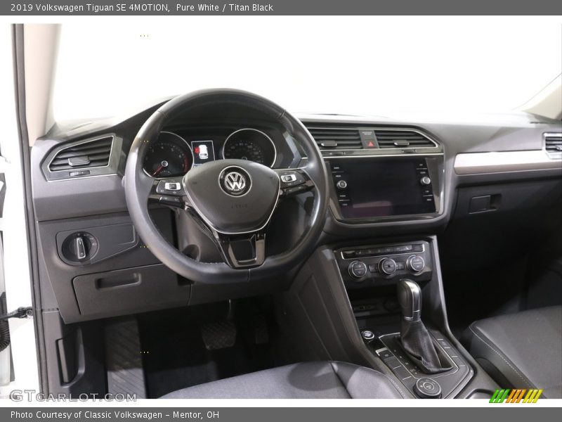 Pure White / Titan Black 2019 Volkswagen Tiguan SE 4MOTION