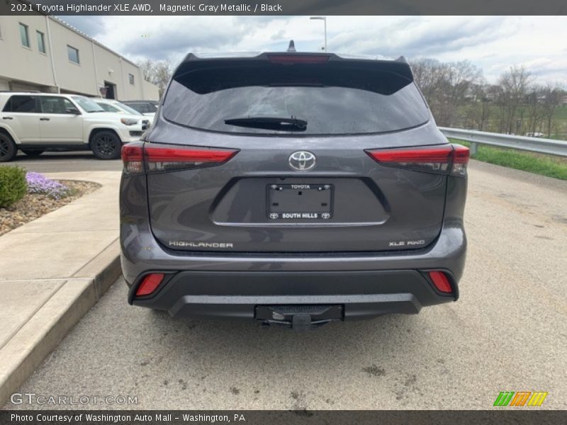 Magnetic Gray Metallic / Black 2021 Toyota Highlander XLE AWD