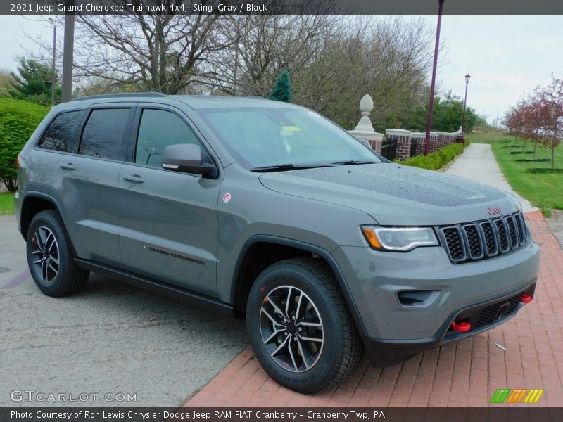 Front 3/4 View of 2021 Grand Cherokee Trailhawk 4x4