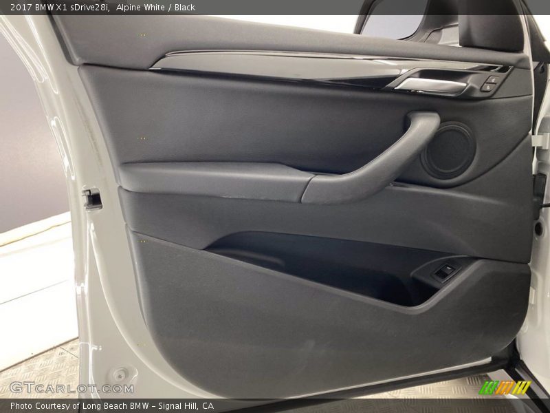 Alpine White / Black 2017 BMW X1 sDrive28i