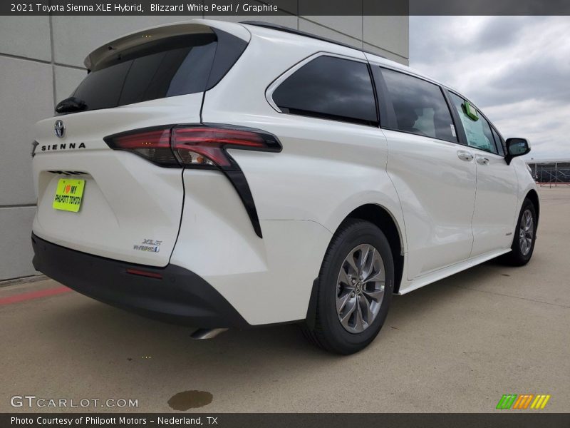 Blizzard White Pearl / Graphite 2021 Toyota Sienna XLE Hybrid