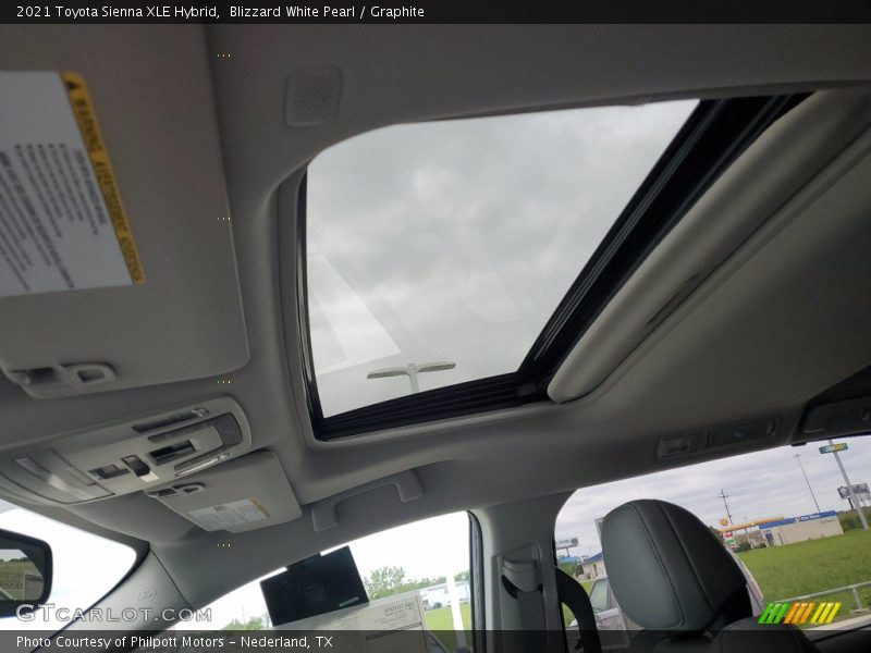 Blizzard White Pearl / Graphite 2021 Toyota Sienna XLE Hybrid