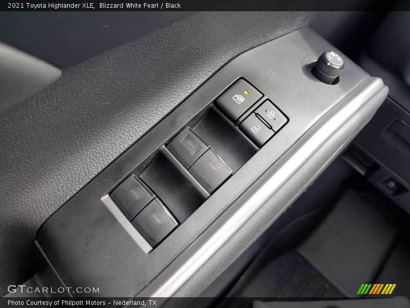Blizzard White Pearl / Black 2021 Toyota Highlander XLE