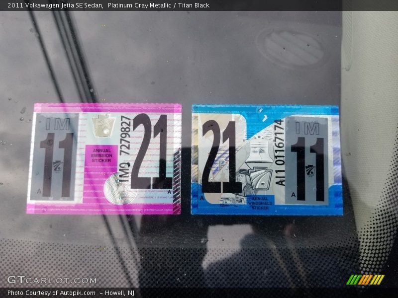 Platinum Gray Metallic / Titan Black 2011 Volkswagen Jetta SE Sedan