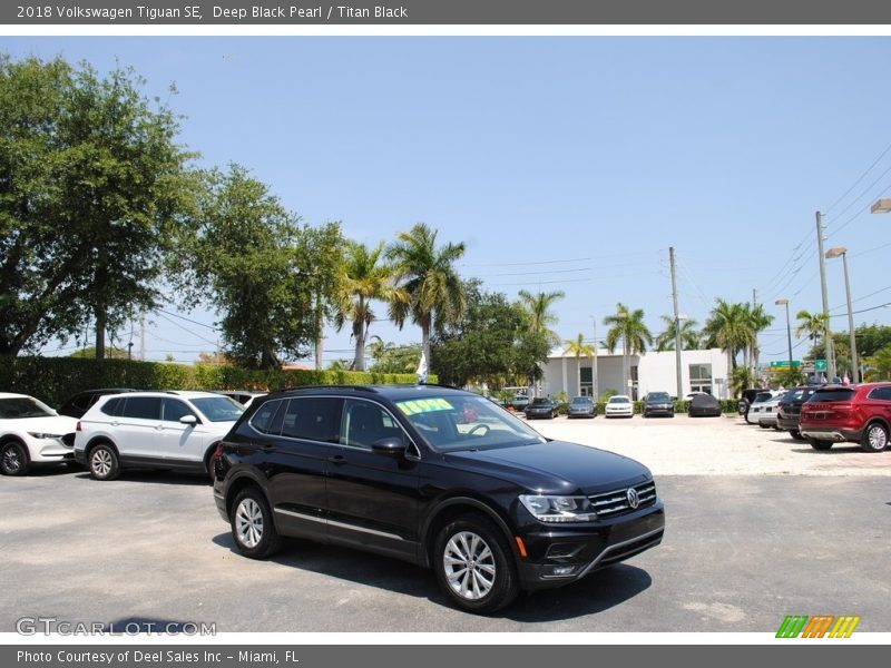 Deep Black Pearl / Titan Black 2018 Volkswagen Tiguan SE