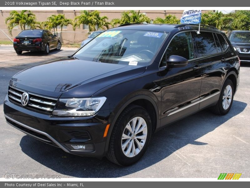 Deep Black Pearl / Titan Black 2018 Volkswagen Tiguan SE