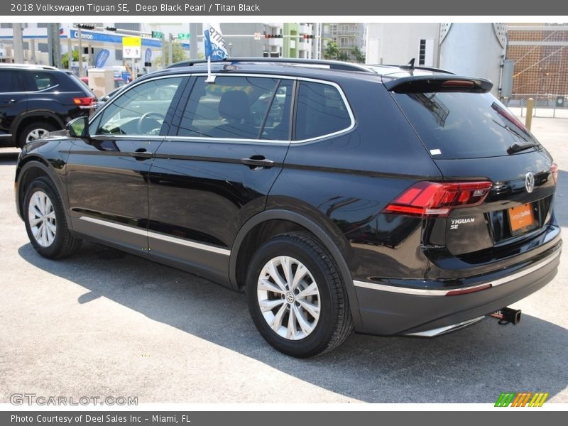 Deep Black Pearl / Titan Black 2018 Volkswagen Tiguan SE