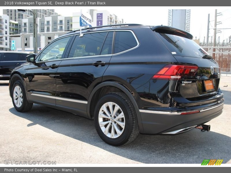 Deep Black Pearl / Titan Black 2018 Volkswagen Tiguan SE