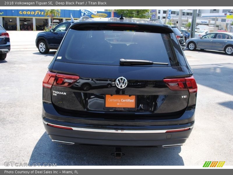 Deep Black Pearl / Titan Black 2018 Volkswagen Tiguan SE