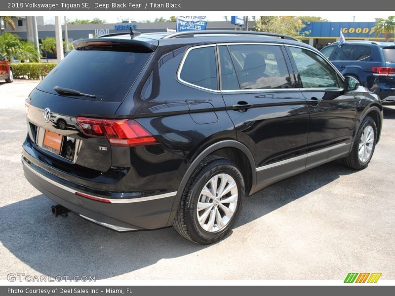 Deep Black Pearl / Titan Black 2018 Volkswagen Tiguan SE