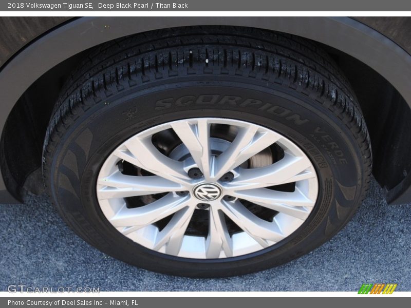 Deep Black Pearl / Titan Black 2018 Volkswagen Tiguan SE