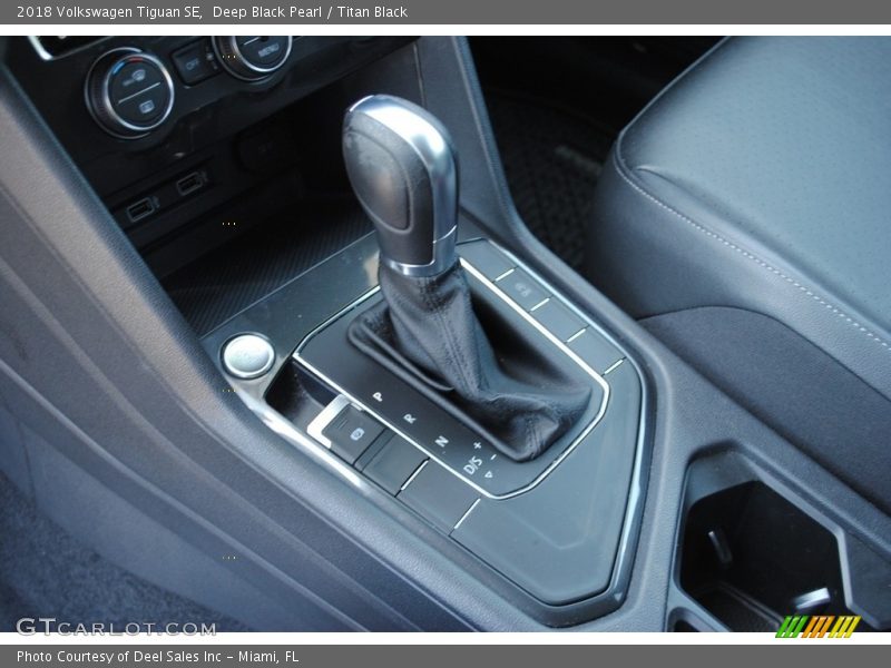 Deep Black Pearl / Titan Black 2018 Volkswagen Tiguan SE