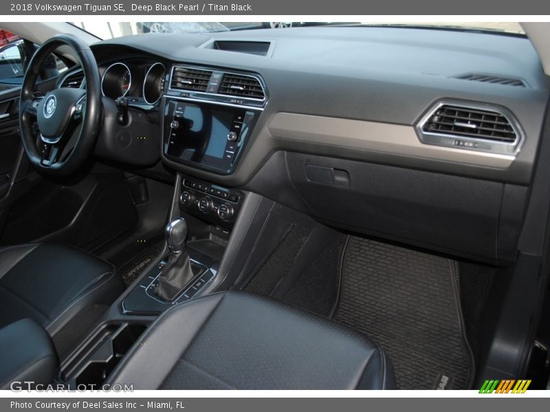 Deep Black Pearl / Titan Black 2018 Volkswagen Tiguan SE