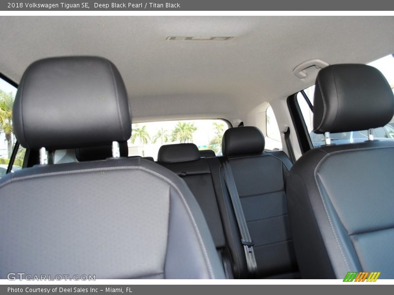 Deep Black Pearl / Titan Black 2018 Volkswagen Tiguan SE