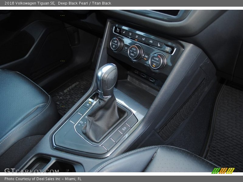 Deep Black Pearl / Titan Black 2018 Volkswagen Tiguan SE