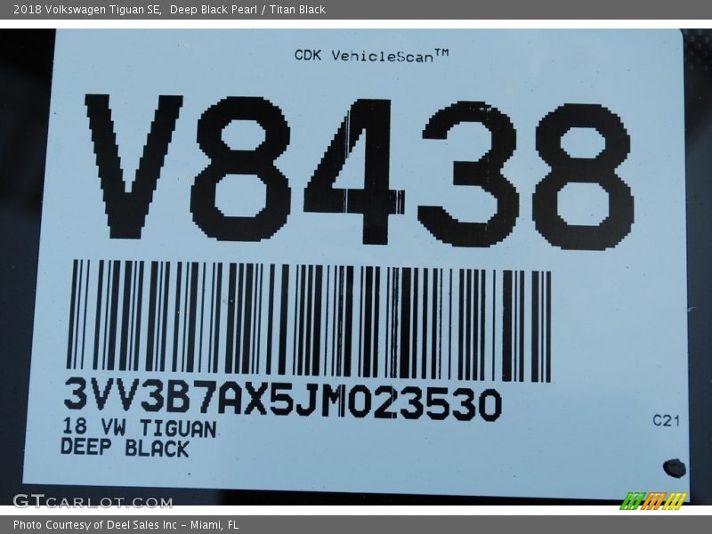 Deep Black Pearl / Titan Black 2018 Volkswagen Tiguan SE