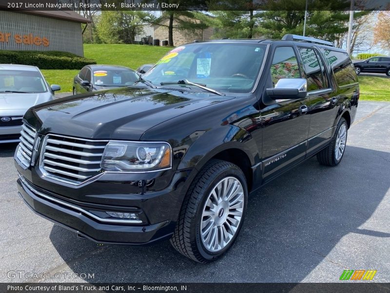 Front 3/4 View of 2017 Navigator L Reserve 4x4