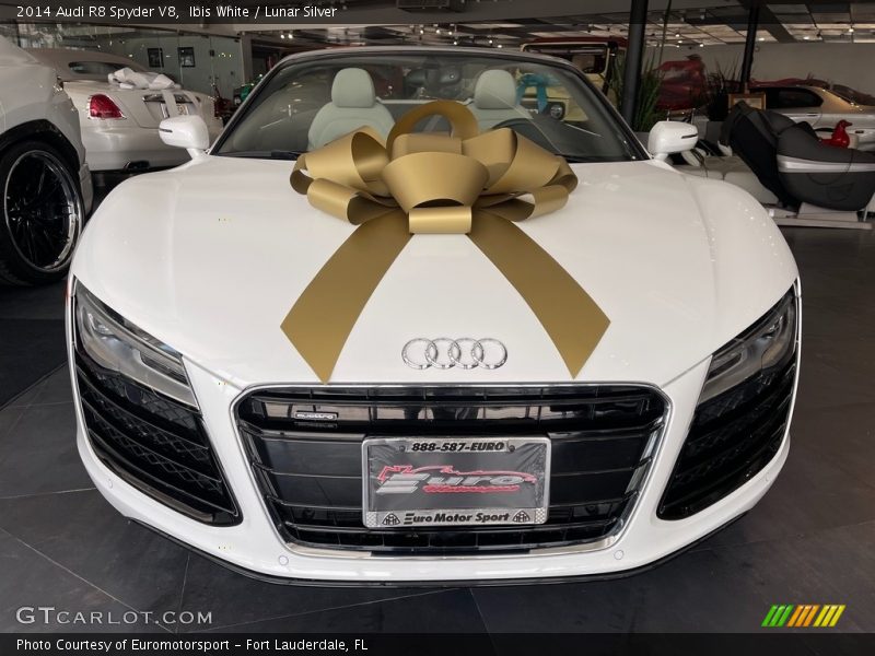 Ibis White / Lunar Silver 2014 Audi R8 Spyder V8