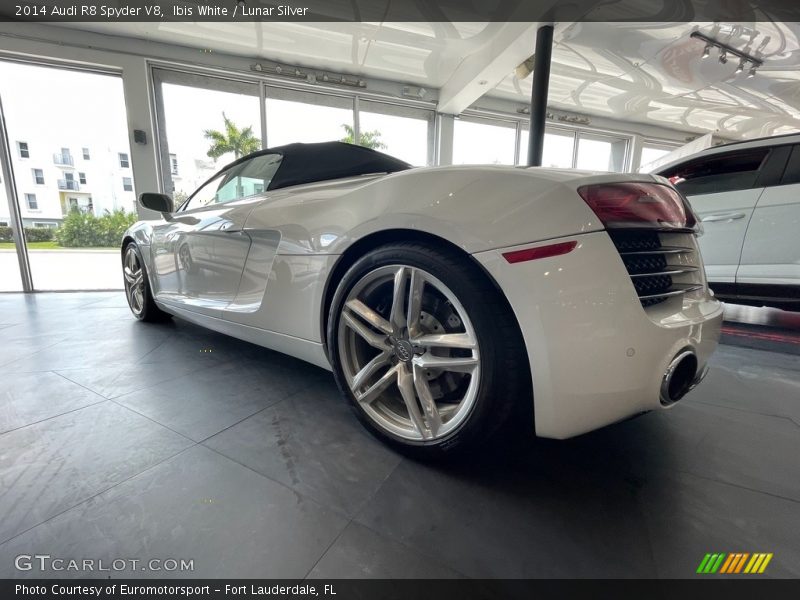 Ibis White / Lunar Silver 2014 Audi R8 Spyder V8