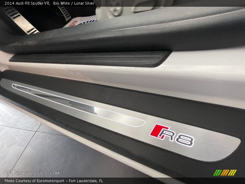 Ibis White / Lunar Silver 2014 Audi R8 Spyder V8