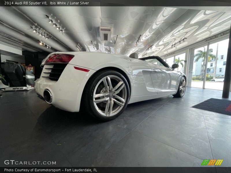 Ibis White / Lunar Silver 2014 Audi R8 Spyder V8