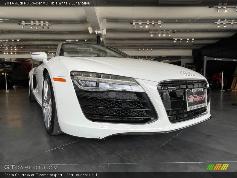 Ibis White / Lunar Silver 2014 Audi R8 Spyder V8