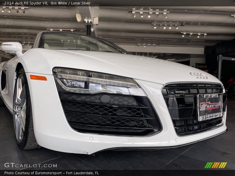 Ibis White / Lunar Silver 2014 Audi R8 Spyder V8
