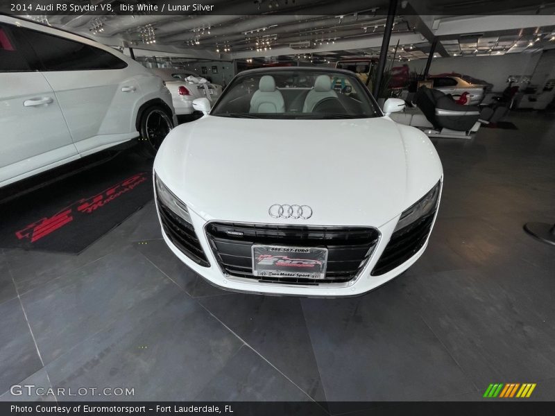 Ibis White / Lunar Silver 2014 Audi R8 Spyder V8