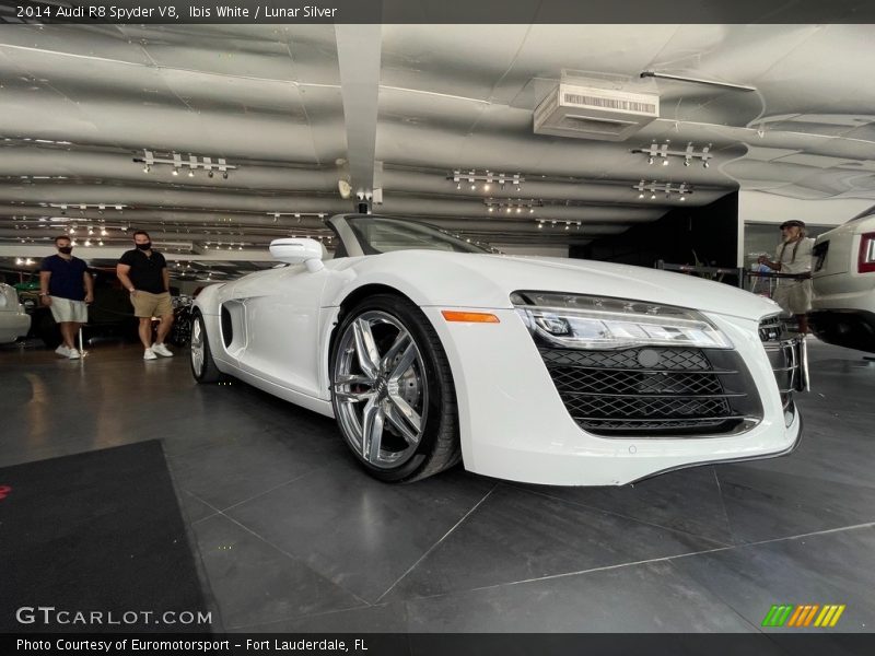 Ibis White / Lunar Silver 2014 Audi R8 Spyder V8