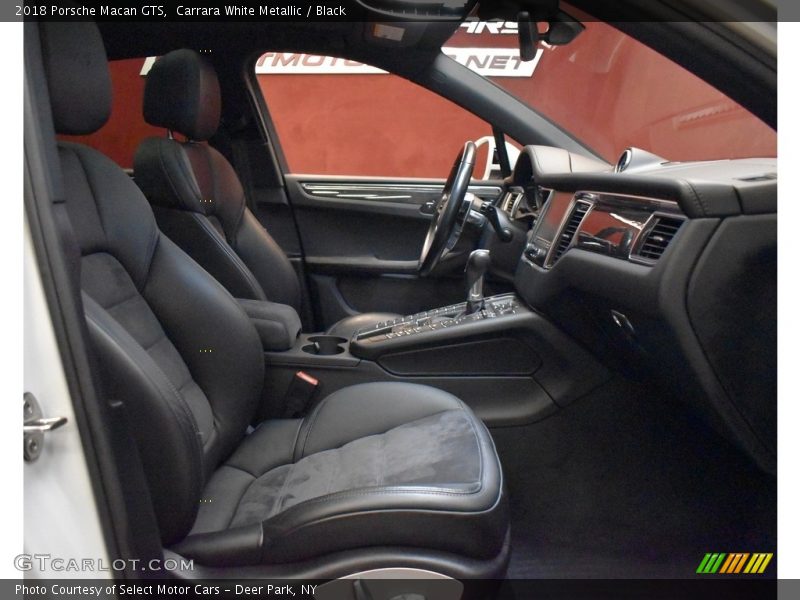 Carrara White Metallic / Black 2018 Porsche Macan GTS