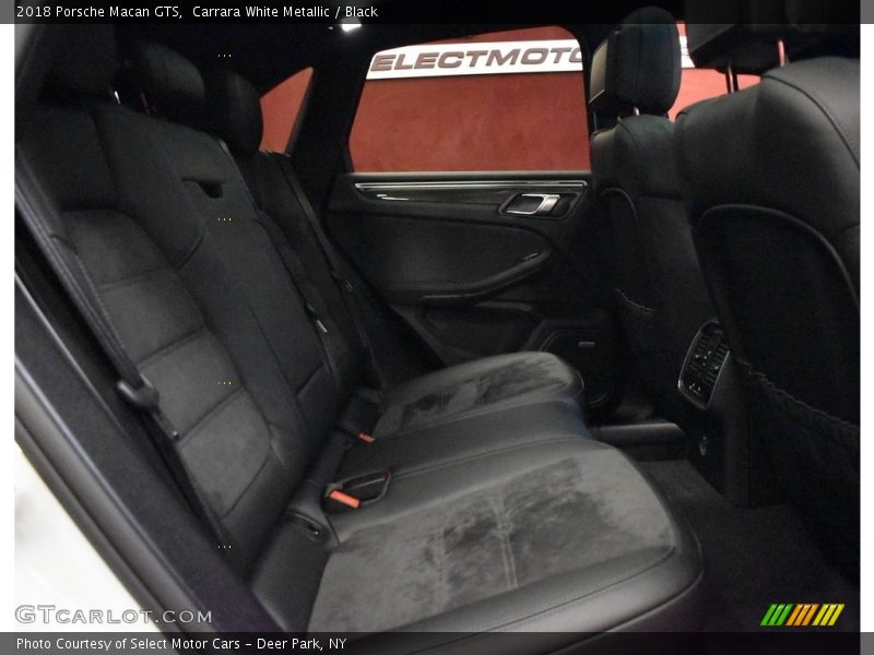 Carrara White Metallic / Black 2018 Porsche Macan GTS