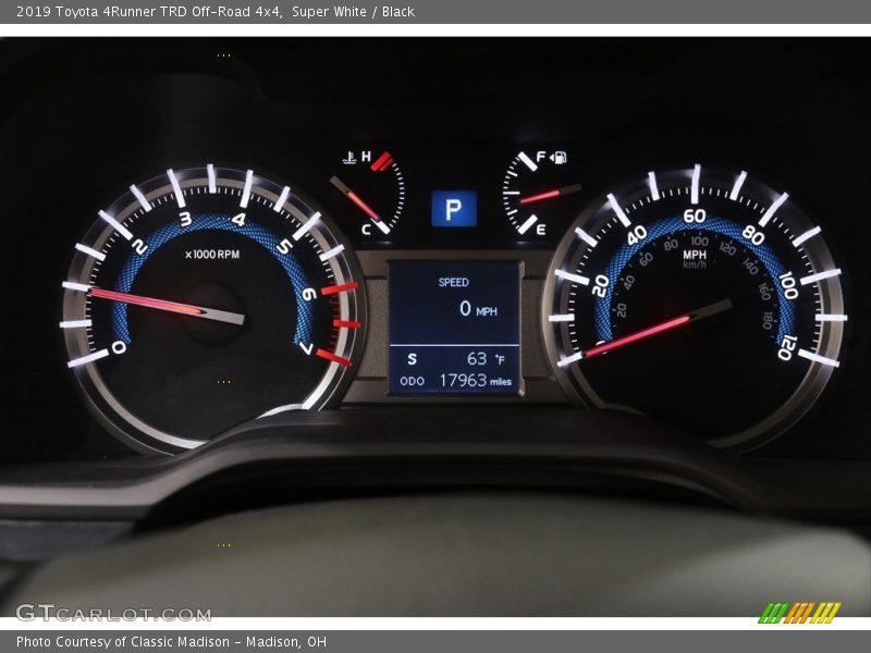 Super White / Black 2019 Toyota 4Runner TRD Off-Road 4x4