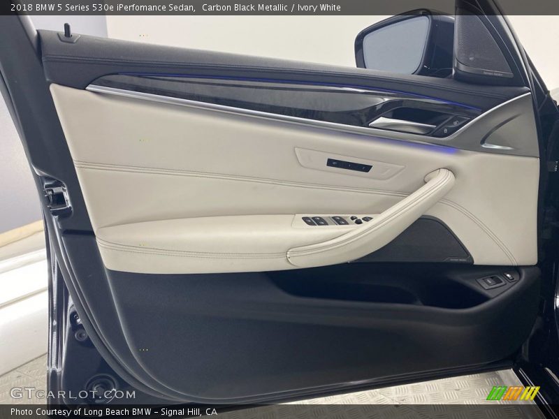 Carbon Black Metallic / Ivory White 2018 BMW 5 Series 530e iPerfomance Sedan