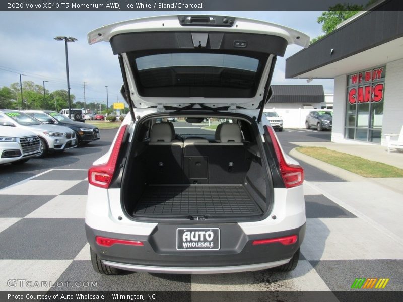 Ice White / Blond/Charcoal 2020 Volvo XC40 T5 Momentum AWD