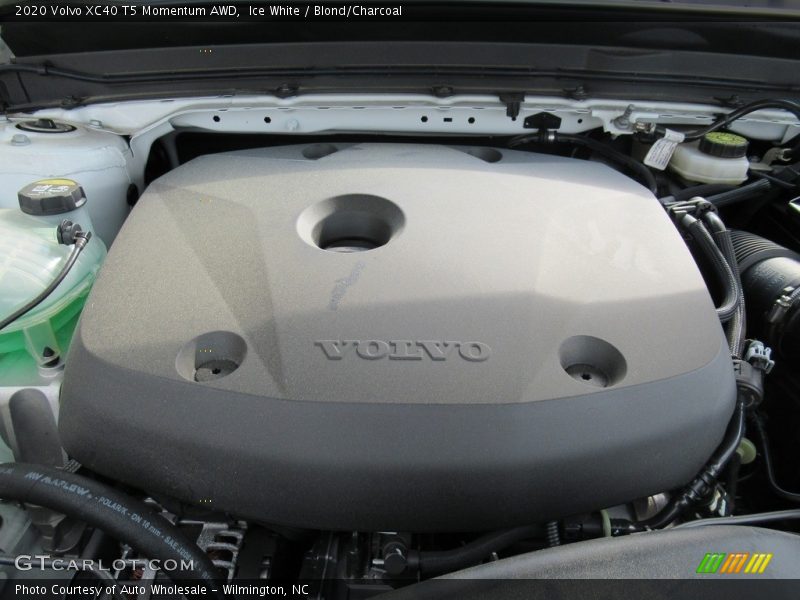 Ice White / Blond/Charcoal 2020 Volvo XC40 T5 Momentum AWD