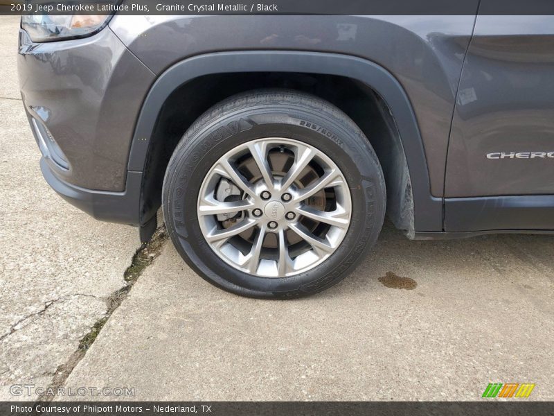 Granite Crystal Metallic / Black 2019 Jeep Cherokee Latitude Plus