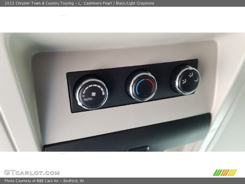 Cashmere Pearl / Black/Light Graystone 2013 Chrysler Town & Country Touring - L
