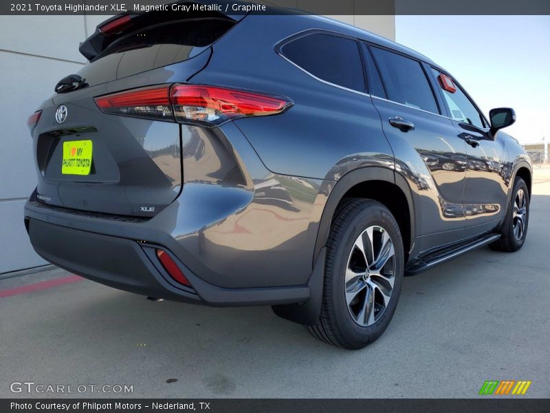 Magnetic Gray Metallic / Graphite 2021 Toyota Highlander XLE