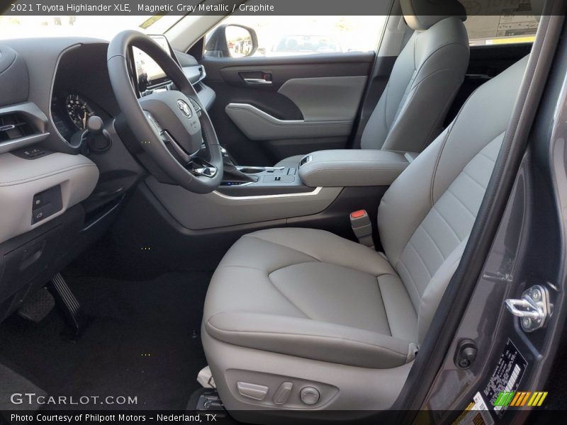 Magnetic Gray Metallic / Graphite 2021 Toyota Highlander XLE