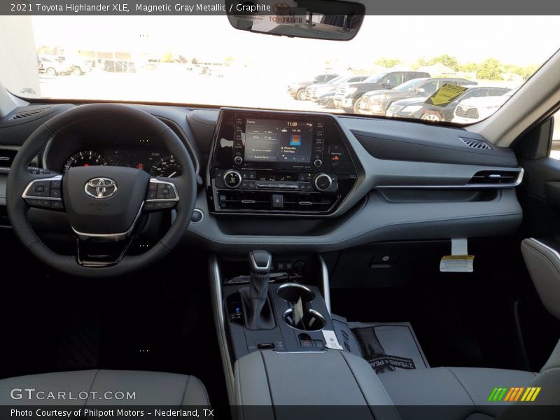 Magnetic Gray Metallic / Graphite 2021 Toyota Highlander XLE